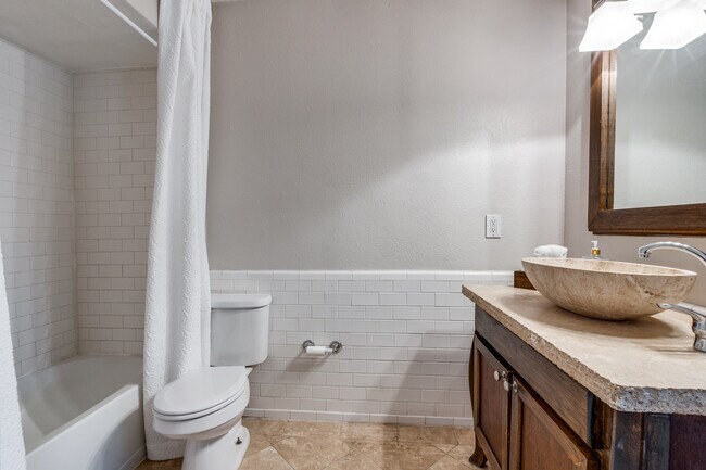 Building Photo - 5916 Sandhurst Ln