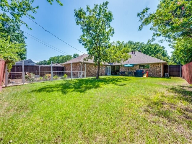 Building Photo - 3220 Nottingham Dr
