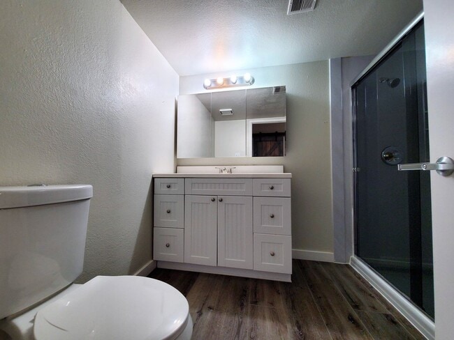 Building Photo - COMING SOON**MOVE IN SPECIAL***HALF OFF FIRST MONTHS RENT. UPSTAIRS 2 BEDROOM CONDO OVERLOOKING G...