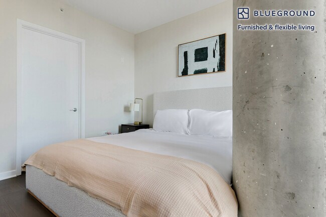 Building Photo - 730 W Couch Pl