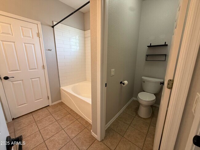 Building Photo - 885 E Cherry Hills Dr