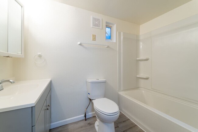 Building Photo - Davisson Tri-Plex