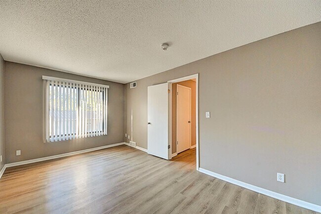 Building Photo - 1215 Oakland Rd NE