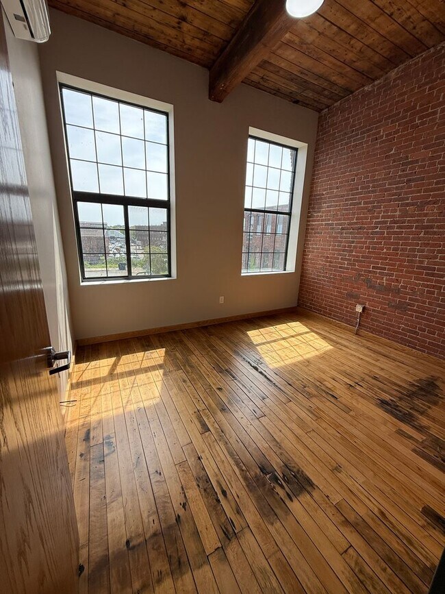 Building Photo - 70 Webster St
