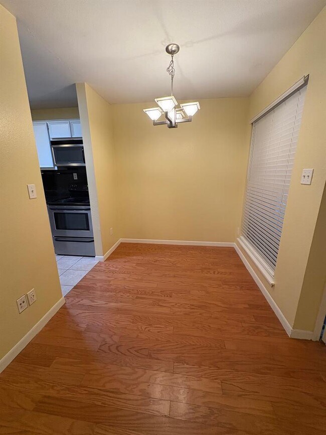 Building Photo - 400 W 35th St