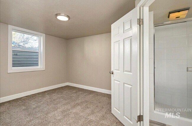 Building Photo - 4 Bed 2 Bath in Boise!