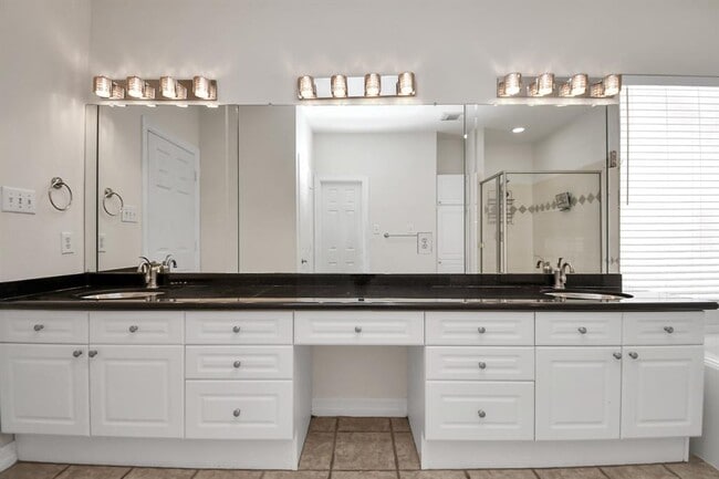 Building Photo - 803 Rosine St