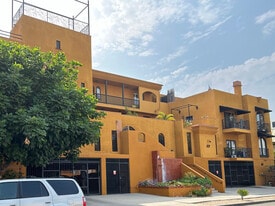Building Photo - 828 N Hudson Ave