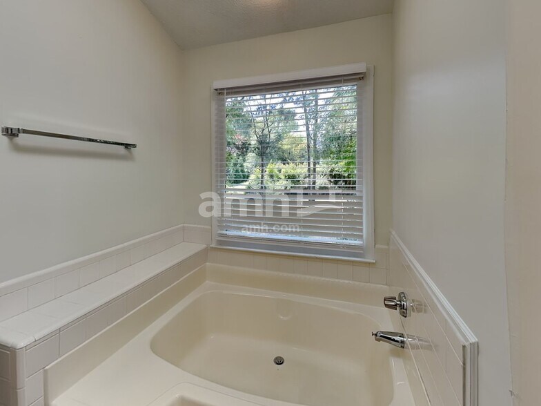 Building Photo - 2601 Briar Ridge Dr