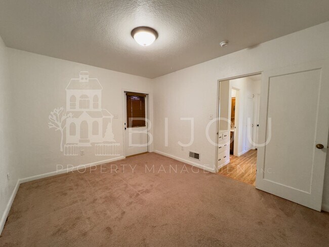 Building Photo - Ivywild Main Floor Living