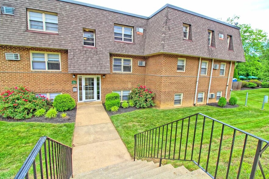 Building Photo - 1104 Wharton Dr