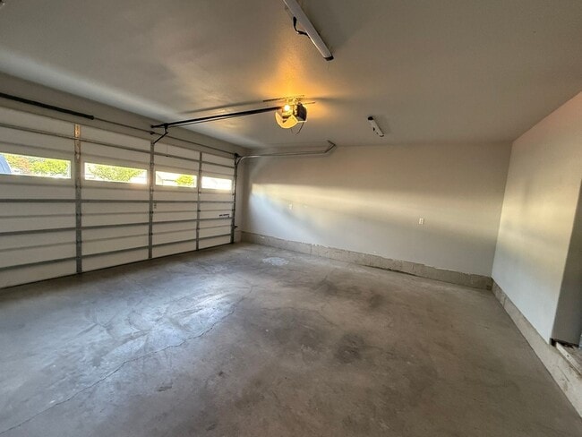 Building Photo - Gorgeous Pet Friendly Three Bedroom Lebano...