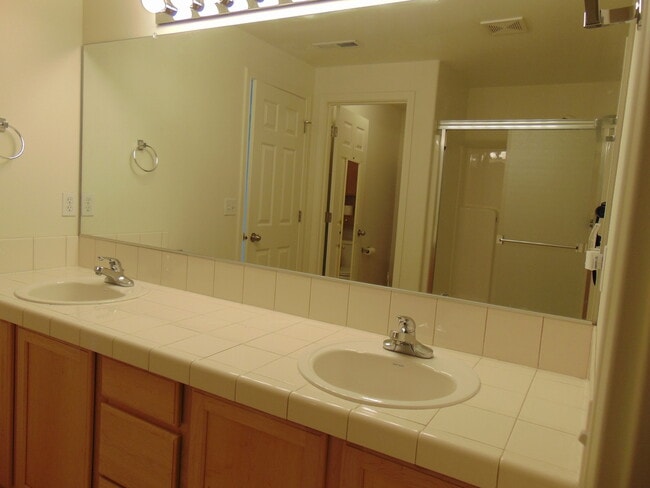 Building Photo - 3 Bedroom A/C Pet Friendly - Hillsboro