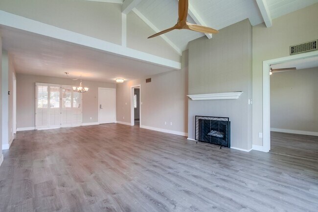 Building Photo - Gorgeous Upper Unit Condo in Fairway Knoll...
