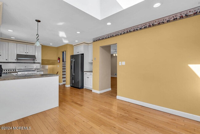 Building Photo - 691 Sussex Ct