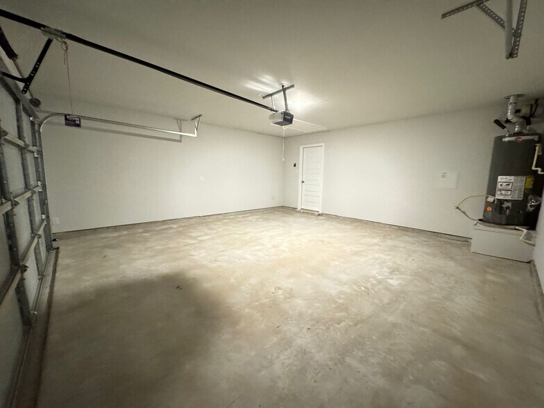 Building Photo - 2022 Sycamore Ridge Trl