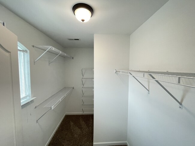 Building Photo - White House townhome- lawn care included, ...