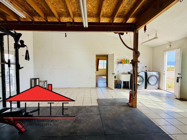 Building Photo - AVAILABLE NOW!!