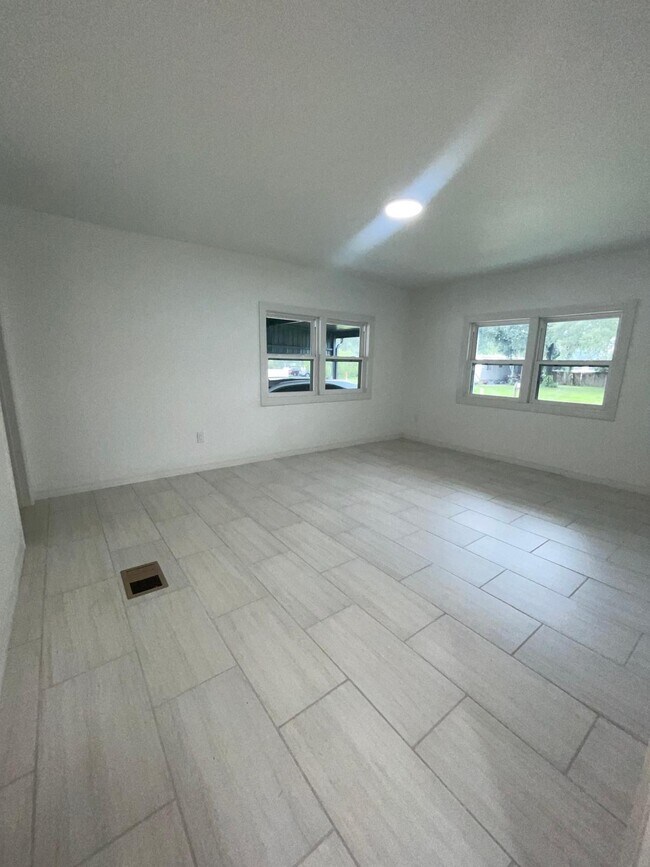 Building Photo - 5024 Marina Dr