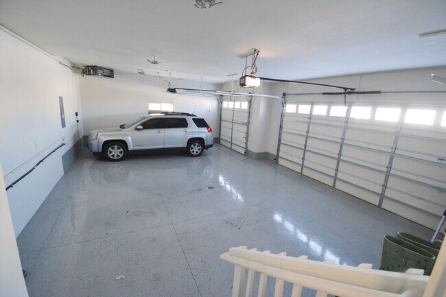 Building Photo - 5 Bed | 3 Bath | Luxury Living at Its Finest