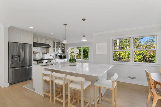 Primary Photo - 6 Meadowbank Rd