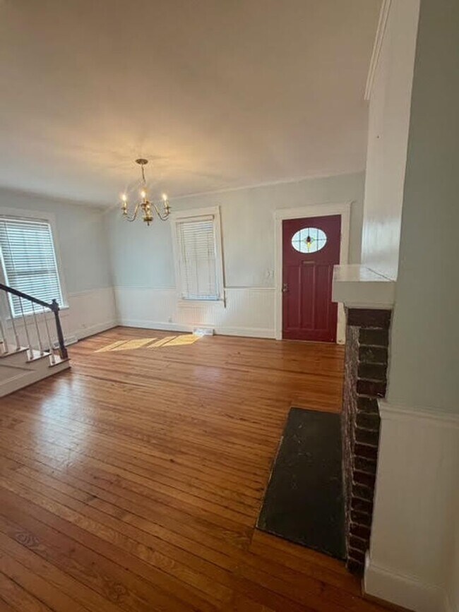 Building Photo - Charming 4BR/2BA House w/ Fenced back yard!