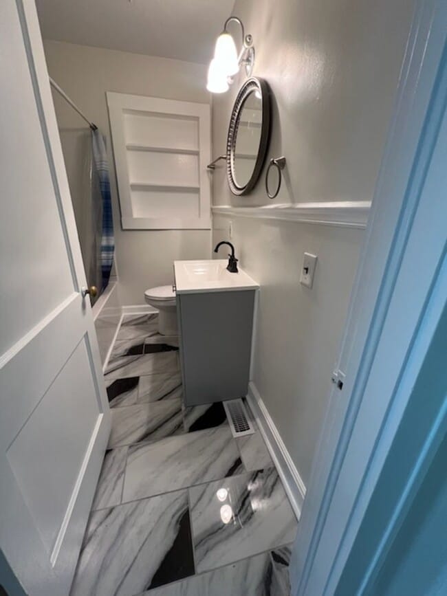 Building Photo - ***PROMOTION $100 OFF FIRST MONTHS RENT***...