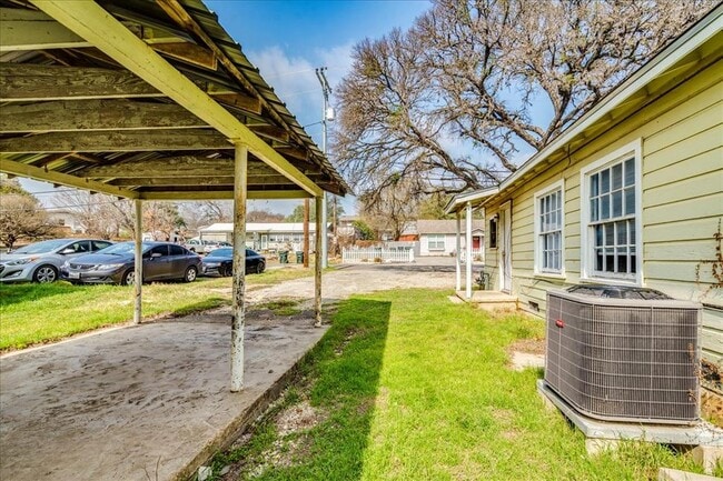 Building Photo - 1119 N LBJ Dr