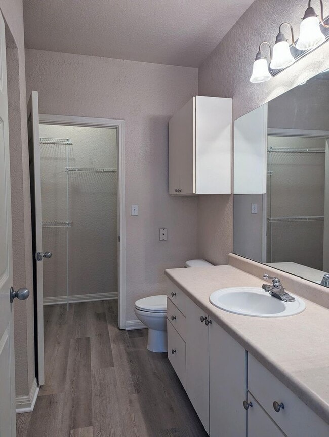 Building Photo - 1x1 Open, bright and spacious! 647 square ...
