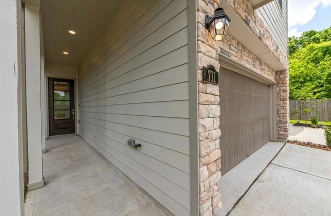 Building Photo - 711 Embercove Dr