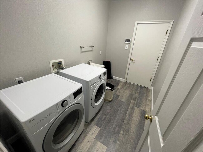 Building Photo - 3023 Bent Tree Loop