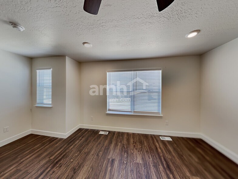 Building Photo - 2320 E Wild Horse Way