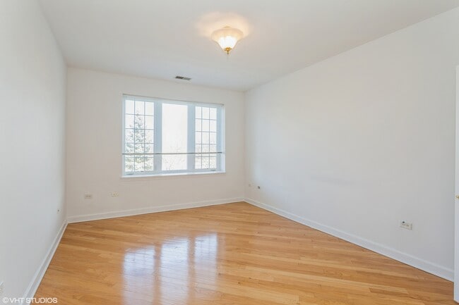 Building Photo - 2660 Summit Dr