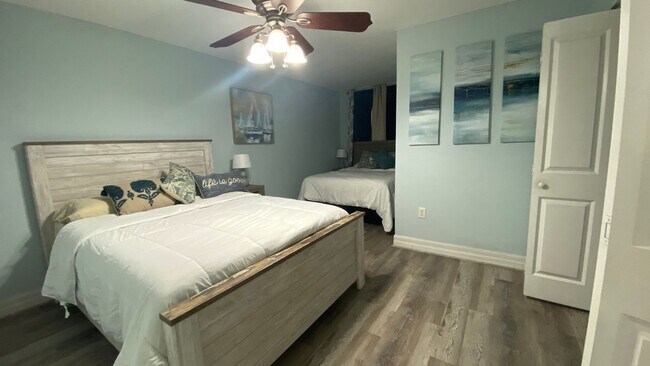 Building Photo - Charming 2/2 Seasonal Rental in Sarasota –...