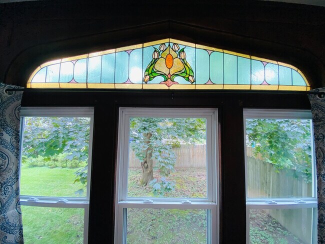 Building Photo - 1520 Maple Rd