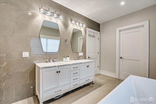 Building Photo - 3979 Park Ave