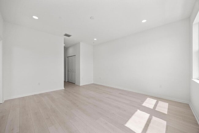 Building Photo - 4520 Longwood Lk Sq