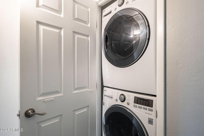 Building Photo - 512 E Roanoke Ave