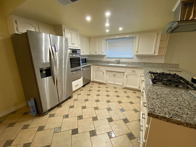 Building Photo - Beautiful Home for rent in Visalia, Ca