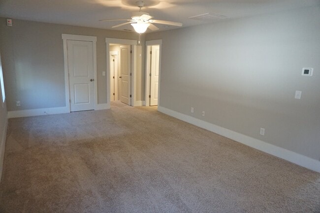 Building Photo - 4BR/3.5BA Home in the Gated Community of R...