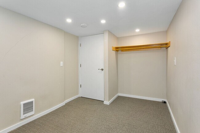 Building Photo - 2 bd 1 bath Apartment-entire bottom floor