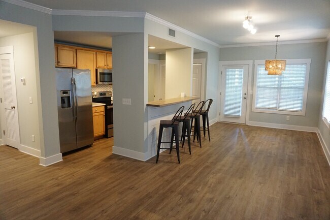 Building Photo - 2BR/2BA Condo in Trolley Path - $1,650/month Pet Friendly*