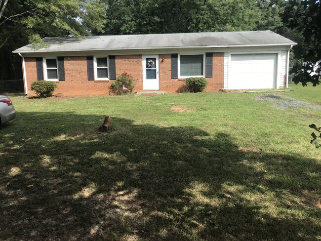 6 months lease, Home with lots of charm. Extra storage. No animals. Lots of updates, large fenced. - 4827 Thornbrook Ln