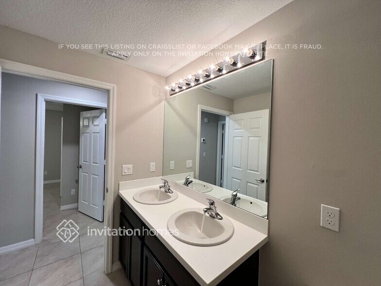 Building Photo - 2261 SE Heathwood Cir