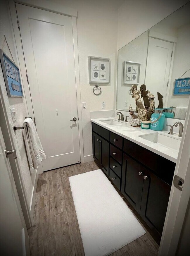 Building Photo - Luxury 4BR Home with Dual Side Yards, Putt...