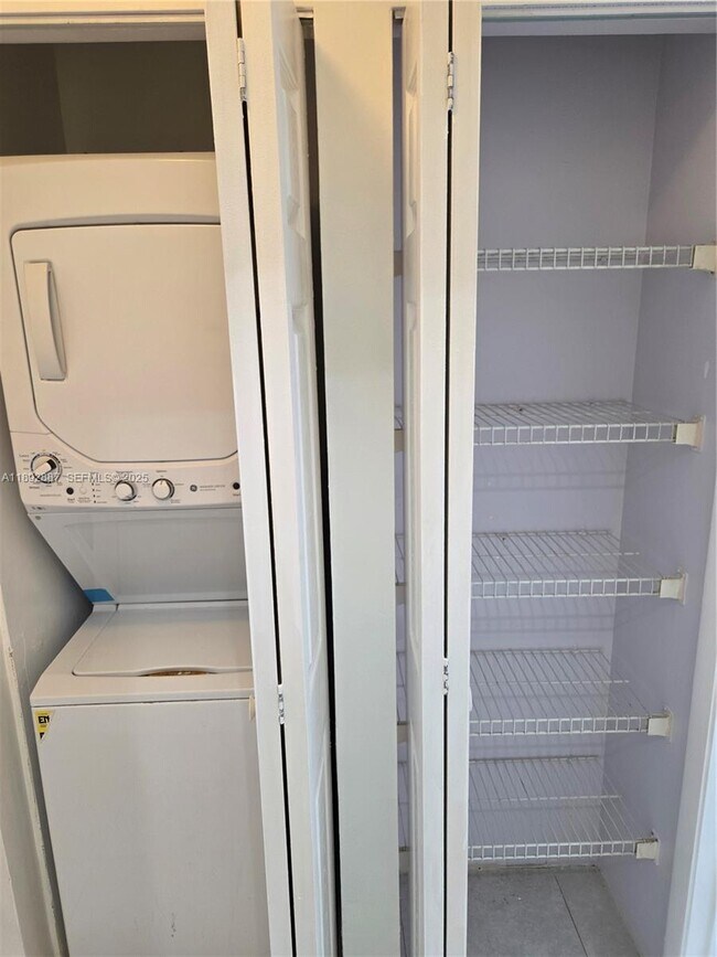 Building Photo - 460 Lakeview Dr