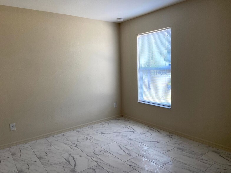 Building Photo - Available Now!!!. Huge 4 bedroom/Greenbriar Area.