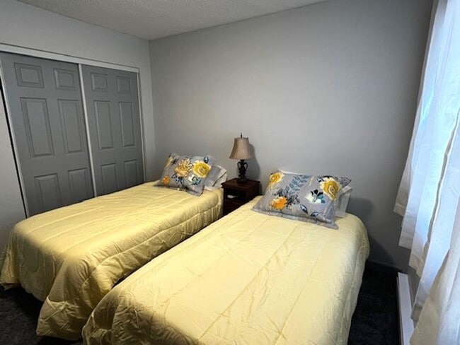 Building Photo - Winter Seasonal Rental- Lakeside Townhouse...
