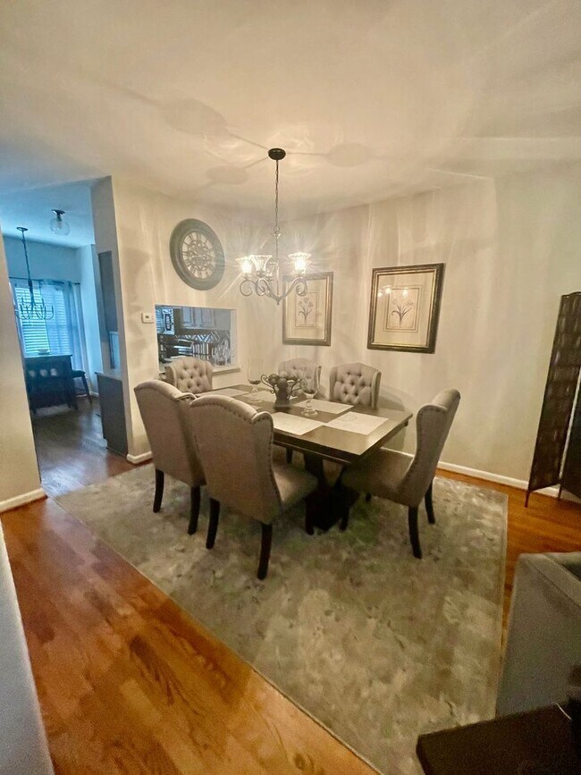 Building Photo - Welcome to this stunning 3-bedroom, 2-bath...