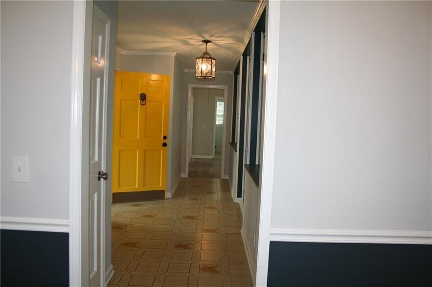 Building Photo - 2075 Pinewood Dr